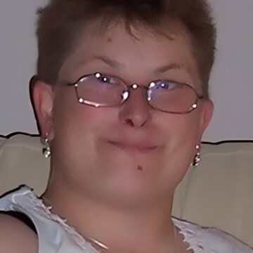 She thought they were her friends but on August 9, 2010, 27-year-old Gemma Hayter was lured out for what she believed would be a fun night and never came home. Before her d-ath, Gemma suffered horrific abuse: she was beaten, had her head smashed against a radiator, her phone was thrown in a toilet to stop her calling for help, and she was even forced to drink urine. The group then led her to a disused railway line, where they stripped her naked, put a bin bag over her head, st-bbed her, and stamped on her head before leaving her to die. Three of them were convicted of m-rder and two of manslaughter. A serious case review later found that Gemma’s d-ath was preventable, multiple agencies had missed opportunities to protect her. Her case has since been highlighted as an example of “mate crime” when vulnerable people are abused and exploited by those they think are friends. Gemma, who had learning disabilities, was known for her warmth and kindness. But the very people she trusted turned on her with unthinkable cruelty and horror. This is one of the most heartbreaking cases of betrayal, a woman failed not only by those around her, but by a system that should have protected her. The smile in this photo is all that’s left of a life that deserved so much more.