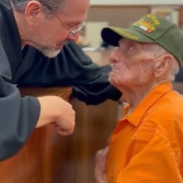 Judge Stops Courtroom to Embrace Homeless Veteran Facing Charges